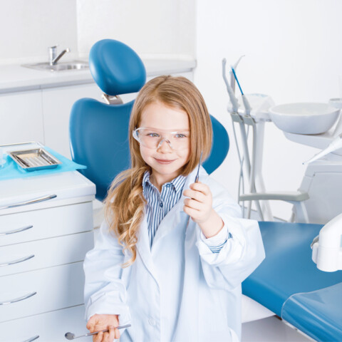 dziewczynka oglądająca narzędzia dentystyczne w gabinecie stomatologicznym